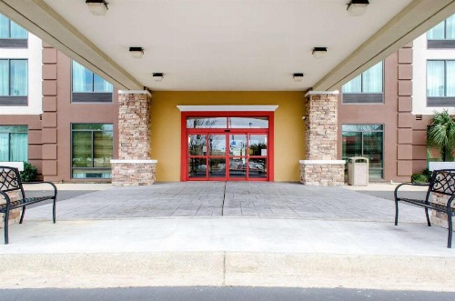 Comfort Inn & Suites - image 2