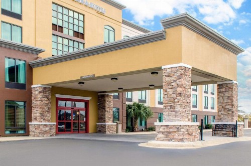 Comfort Inn & Suites - image 3