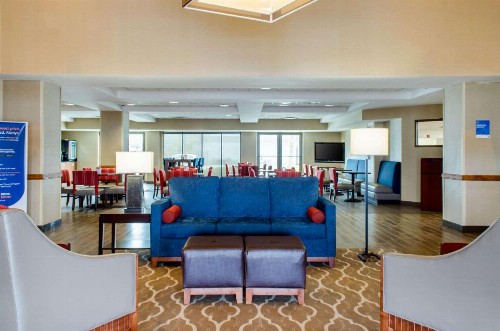 Comfort Inn & Suites - image 5