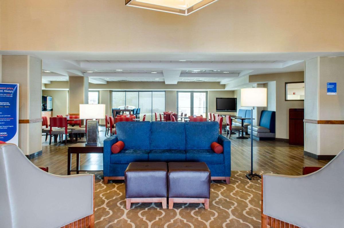 Comfort Inn & Suites - image 5
