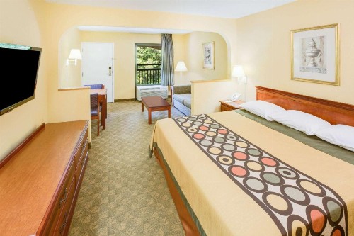 Super 8 by Wyndham Diberville Biloxi Area - image 11