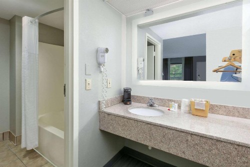 Super 8 by Wyndham Diberville Biloxi Area - image 21