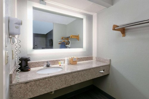 Super 8 by Wyndham Diberville Biloxi Area - image 22