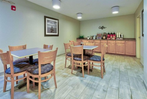 Super 8 by Wyndham Diberville Biloxi Area - image 27