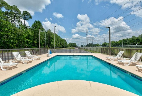 Super 8 by Wyndham Diberville Biloxi Area - image 9