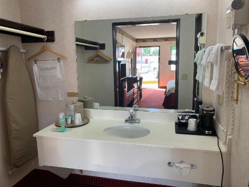 Regency Inn - image 10