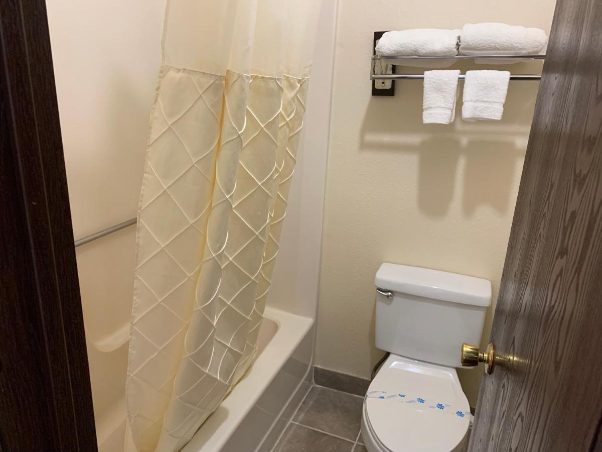 Regency Inn - image 7