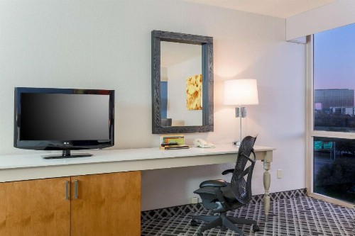 Hilton Garden Inn Dallas/Market Center - image 33