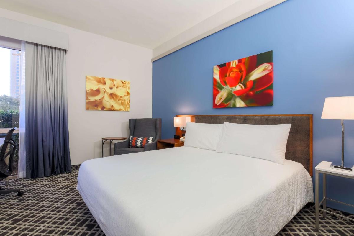 Hilton Garden Inn Dallas/Market Center - image 4
