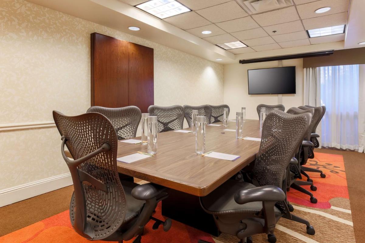 Hilton Garden Inn Dallas/Market Center - image 7