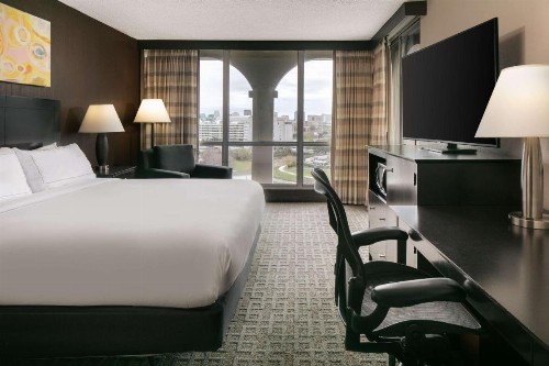 DoubleTree by Hilton Dallas Market Center - image 26
