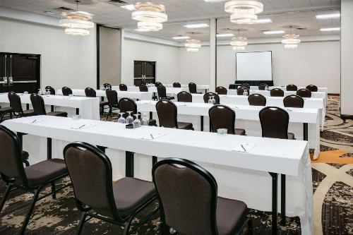 DoubleTree by Hilton Dallas Market Center - image 35