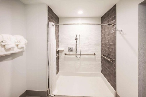 La Quinta by Wyndham Dallas Downtown - image 11