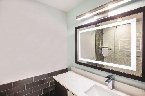 La Quinta by Wyndham Dallas Downtown - image 12