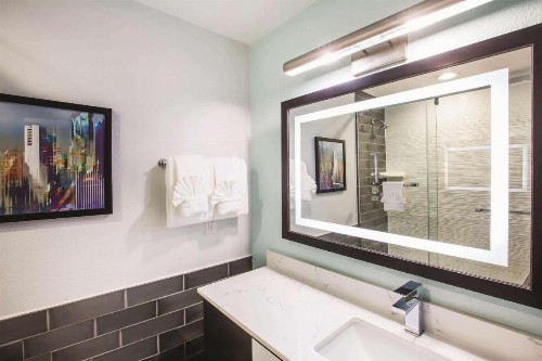 La Quinta by Wyndham Dallas Downtown - image 20