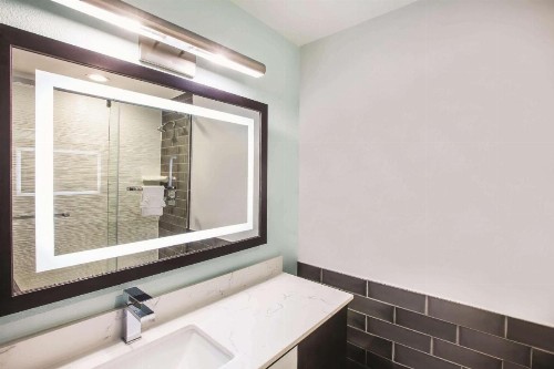 La Quinta by Wyndham Dallas Downtown - image 21