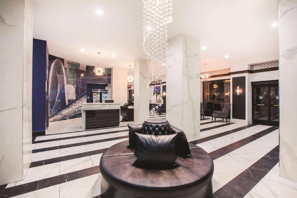La Quinta by Wyndham Dallas Downtown - image 3