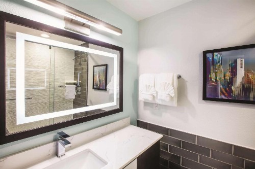 La Quinta by Wyndham Dallas Downtown - image 4