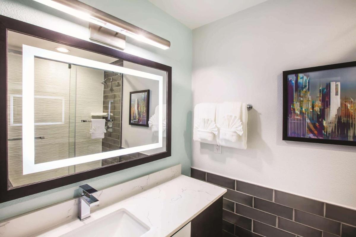 La Quinta by Wyndham Dallas Downtown - image 4