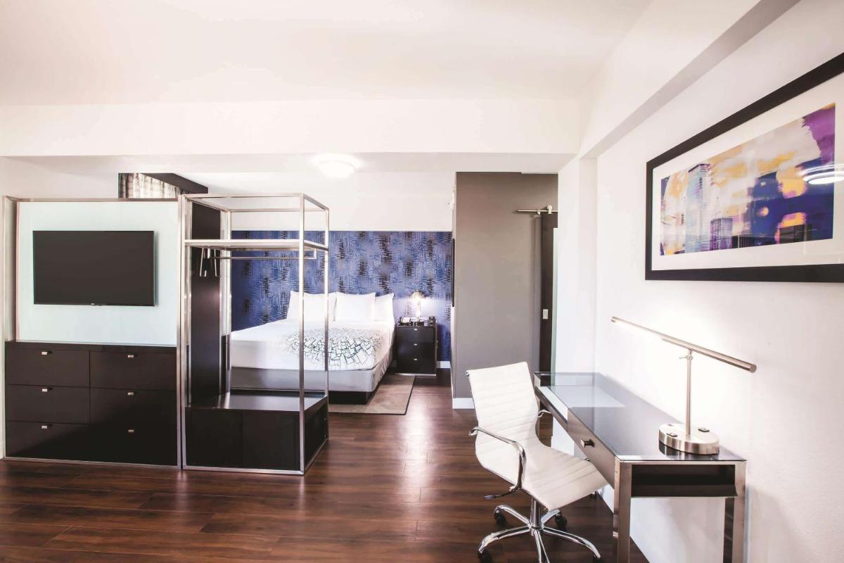 La Quinta by Wyndham Dallas Downtown - image 7