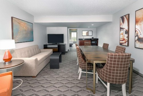 Embassy Suites Dallas - Park Central Area - image 16