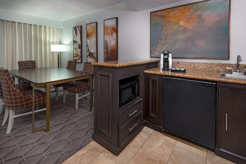 Embassy Suites Dallas - Park Central Area - image 35