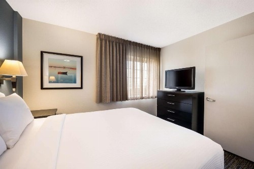 Sonesta Simply Suites Dallas Galleria - image 6