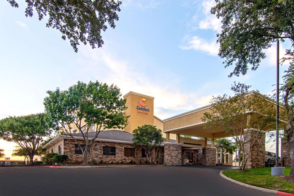 Comfort Suites NW Dallas Near Love Field - image 2