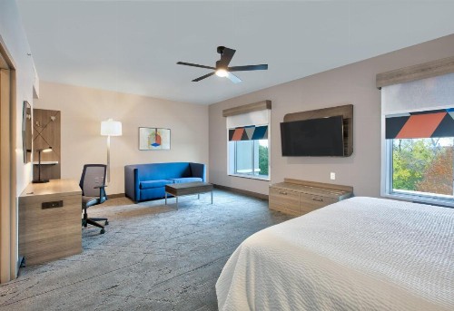 Holiday Inn Express & Suites North Dallas at Preston an IHG Hotel - image 26