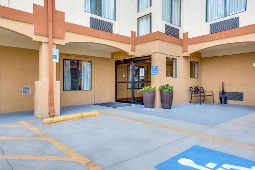 Comfort Inn & Suites Love Field – Dallas Market Center - image 16