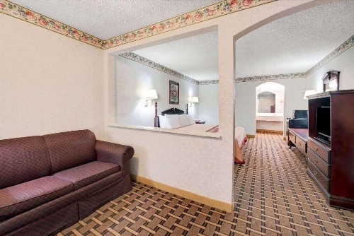 Super 8 by Wyndham Dallas South - image 11