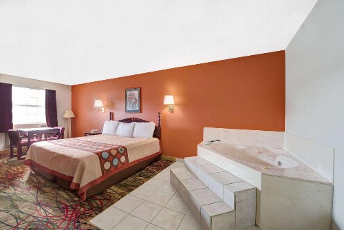 Super 8 by Wyndham Dallas South - image 2