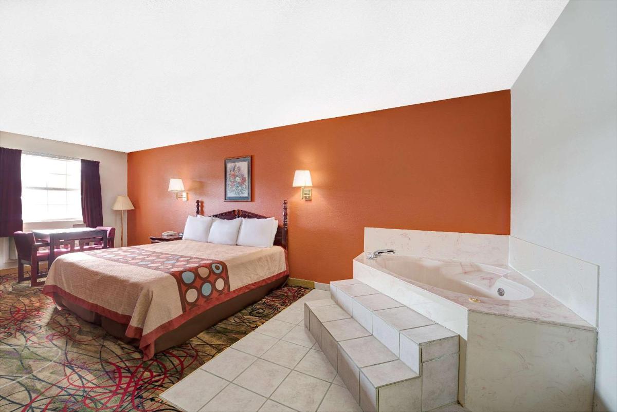 Super 8 by Wyndham Dallas South - image 2