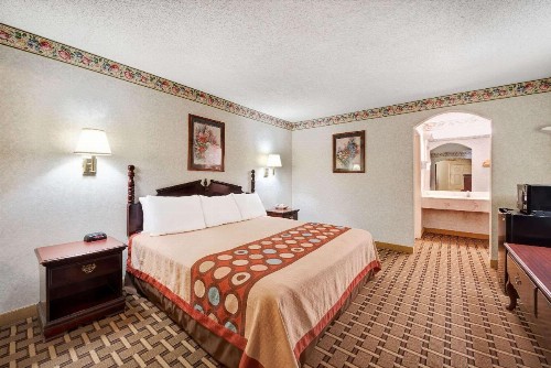 Super 8 by Wyndham Dallas South - image 4