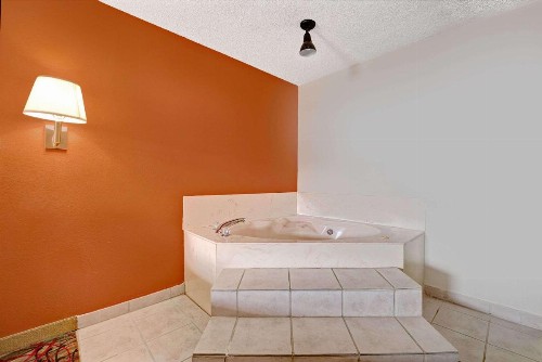 Super 8 by Wyndham Dallas South - image 9