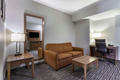 Quality Inn & Suites I-35 E/Walnut Hill - image 31