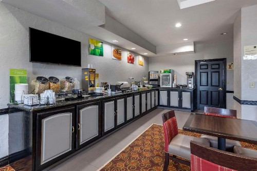 Quality Inn & Suites I-35 E/Walnut Hill - image 9