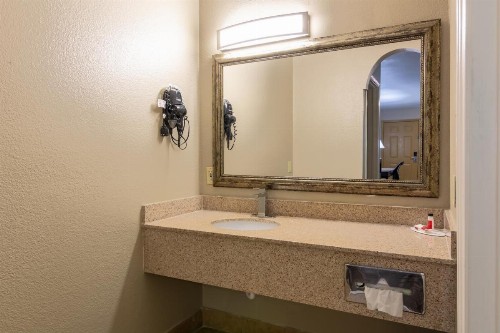 Super 8 by Wyndham Dallas East - image 10