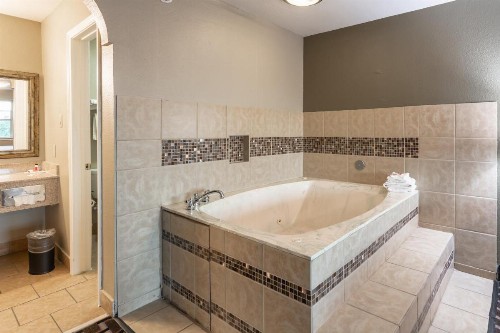 Super 8 by Wyndham Dallas East - image 11