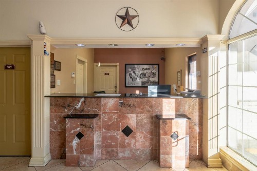 Super 8 by Wyndham Dallas East - image 14
