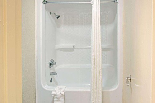 Super 8 by Wyndham Dallas East - image 2