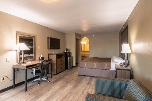 Super 8 by Wyndham Dallas East - image 20