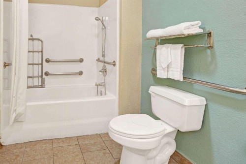 Super 8 by Wyndham Dallas East - image 25