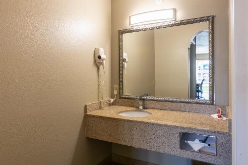 Super 8 by Wyndham Dallas East - image 29