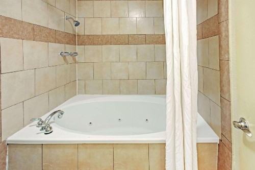 Super 8 by Wyndham Dallas East - image 3