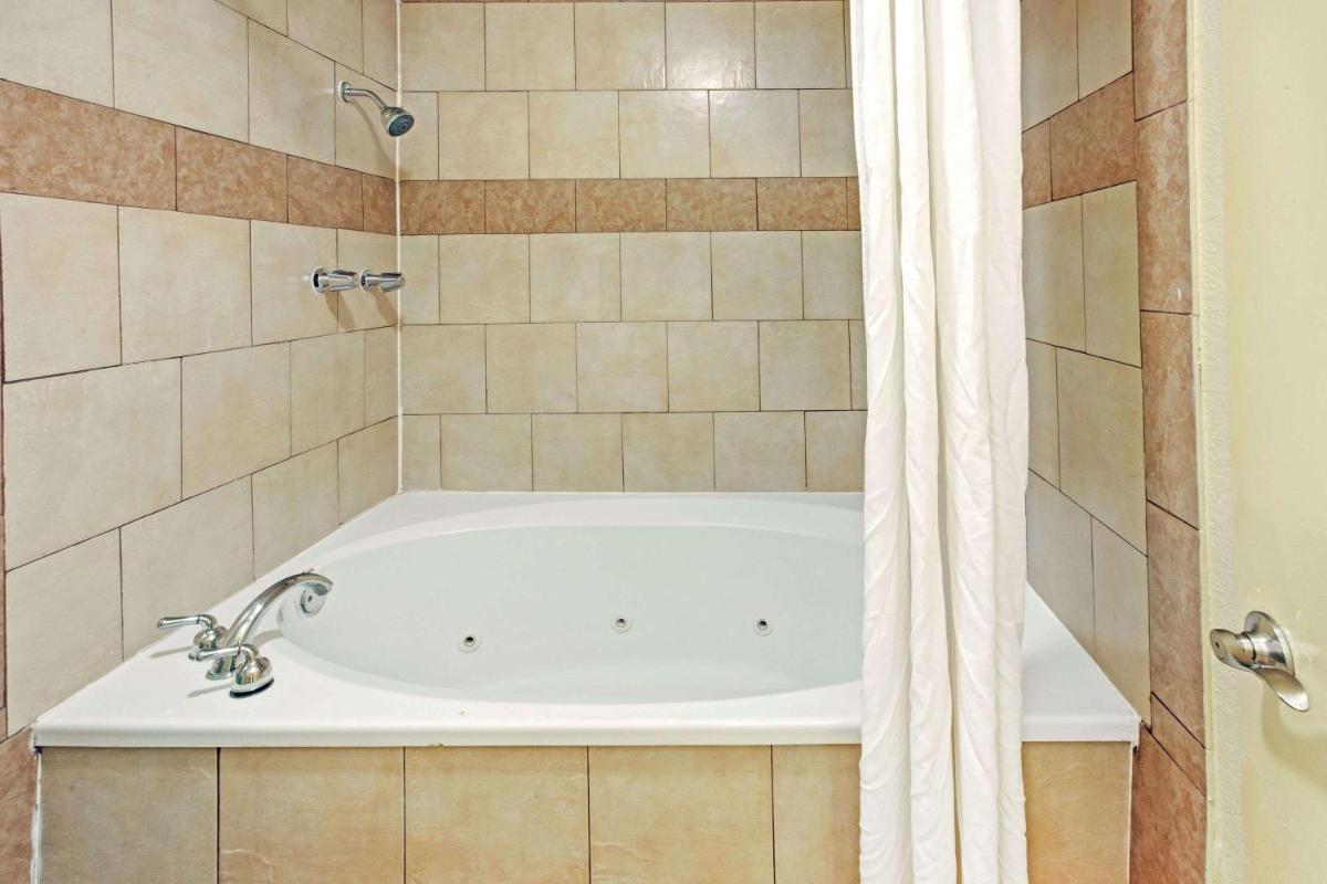 Super 8 by Wyndham Dallas East - image 3
