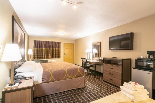 Super 8 by Wyndham Dallas East - image 30