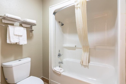 Super 8 by Wyndham Dallas East - image 32