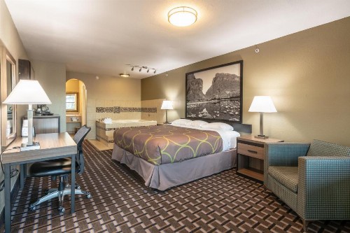 Super 8 by Wyndham Dallas East - image 4