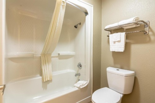 Super 8 by Wyndham Dallas East - image 6